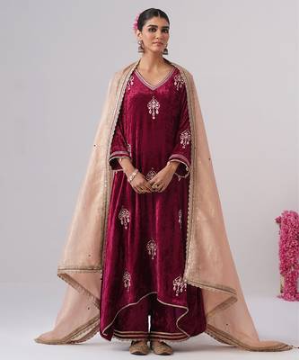 Pink embroidered velvet kurta set 5