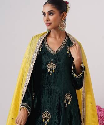 Green embroidered velvet kurta set 2