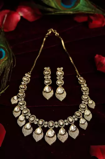 Pear-cut majestic collar