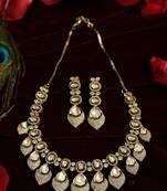 Pear-cut majestic collar