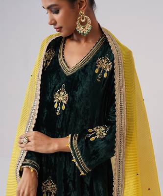 Green embroidered velvet kurta set 3