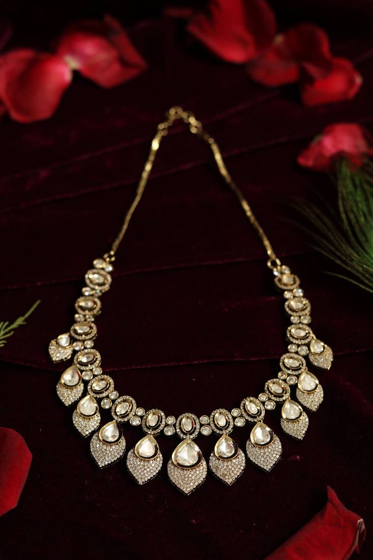 Pear-cut majestic collar