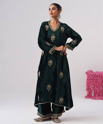 Green embroidered velvet kurta set 4