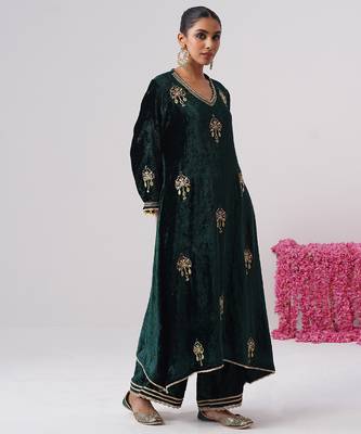 Green embroidered velvet kurta set 5