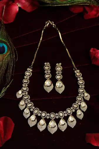 Pear-cut majestic collar