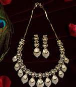 Pear-cut majestic collar