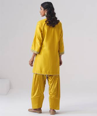 Yellow embroidered chanderi silk kurta set 2