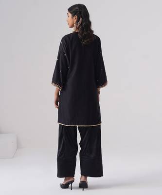 Black embroidered chanderi silk kurta set 2