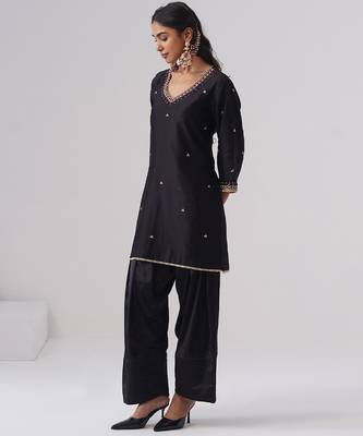Black embroidered chanderi silk kurta set 3