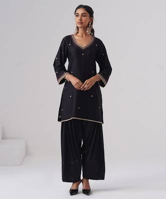 Black embroidered chanderi silk kurta set 4