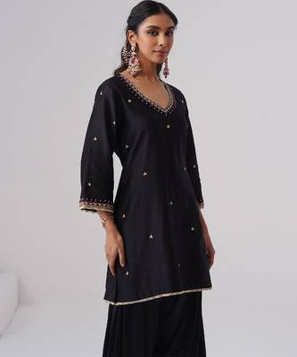 Black embroidered chanderi silk kurta set 5