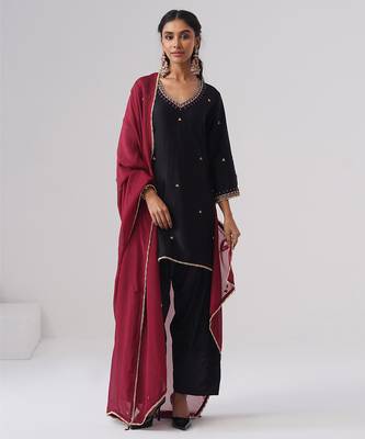Black embroidered chanderi silk kurta set 1