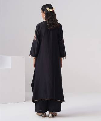 Black embroidered chanderi silk kurta set 2