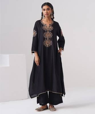 Black embroidered chanderi silk kurta set 3