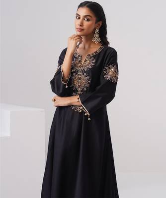 Black embroidered chanderi silk kurta set 5