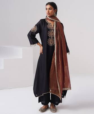 Black embroidered chanderi silk kurta set 1