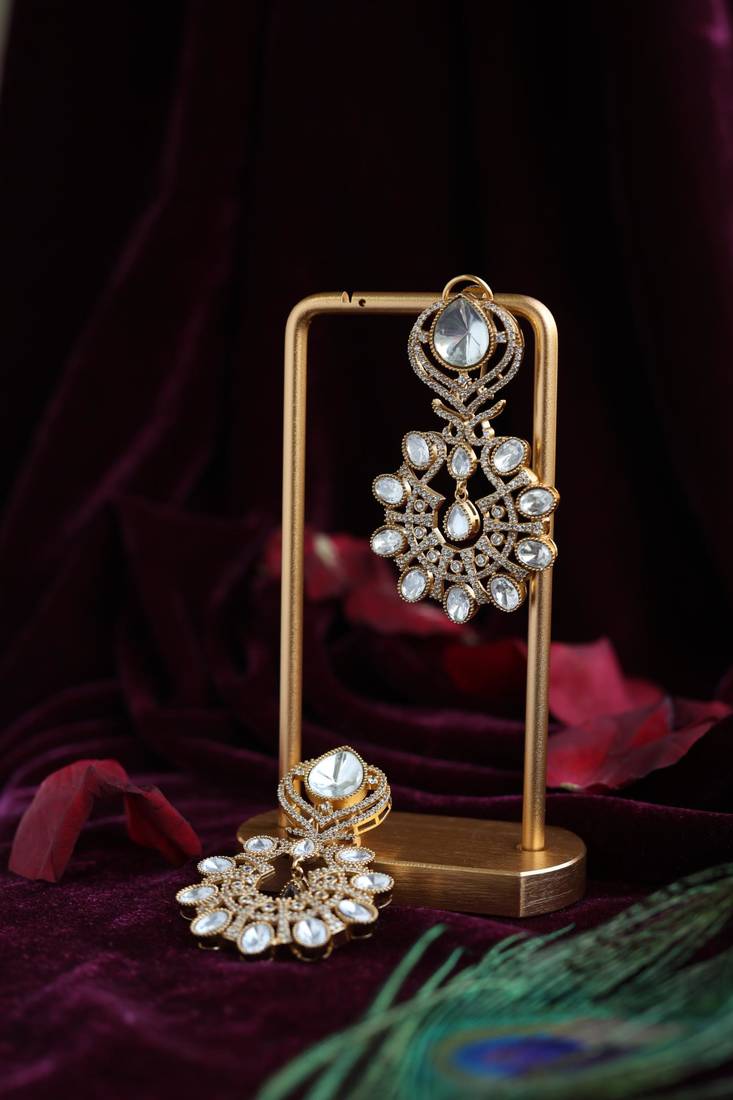 White stone openwork drops earrings