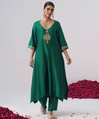 Green embroidered chanderi silk kurta set 1