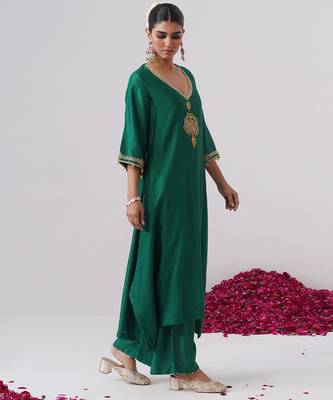 Green embroidered chanderi silk kurta set 2