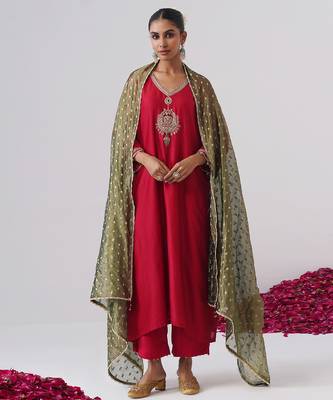 Red embroidered chanderi silk kurta set 5