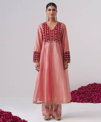 Pink embroidered silk kurta set 1