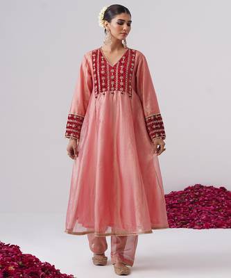 Pink embroidered silk kurta set 2