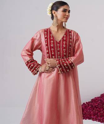 Pink embroidered silk kurta set 4