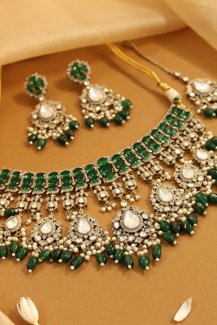 Grand kundan & emerald choker set