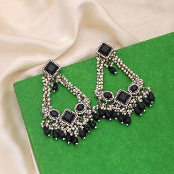 Black color kundan earrings 2