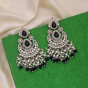 Black color kundan earrings 2