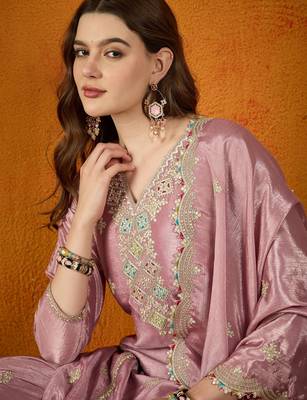 usty Rose Pleated Silk Ethnic Set with Matching Potli Bag and Shimmer Borders 4