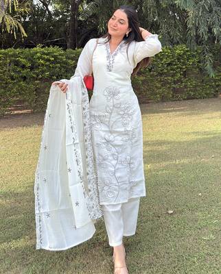 White women kurta pant dupatta set 1