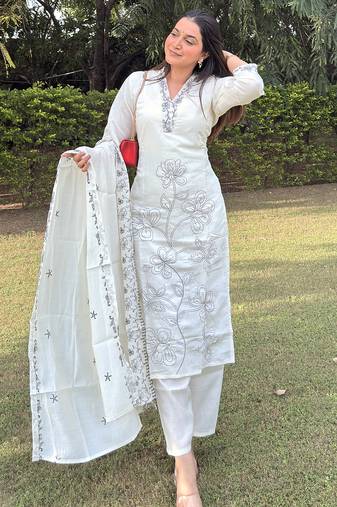 White women kurta pant dupatta set