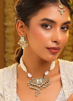 Gold plated kundan green stones necklace set with maang tikka 1