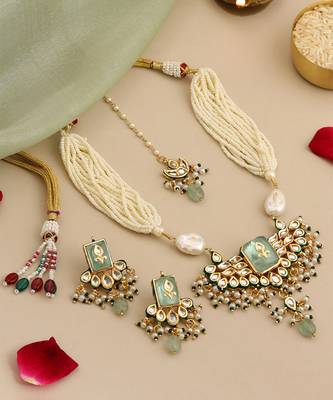 Gold plated kundan green stones necklace set with maang tikka 2