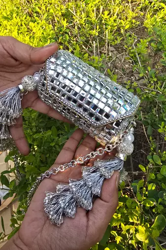 Jharoka heeramandi clutch bag