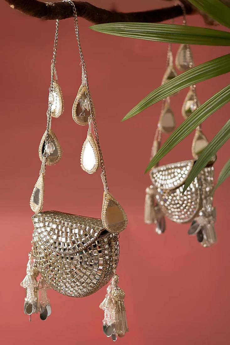 Heeramandi aaina tassel clutch bag