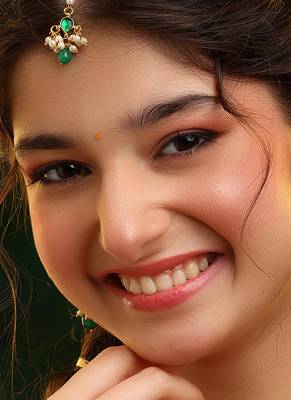 Gold plated kundan green stones maang tikka 1
