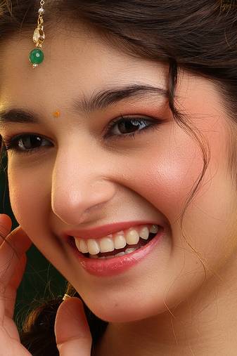 Gold plated kundan green stones maang tikka