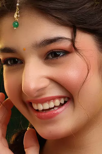 Gold plated kundan green stones maang tikka