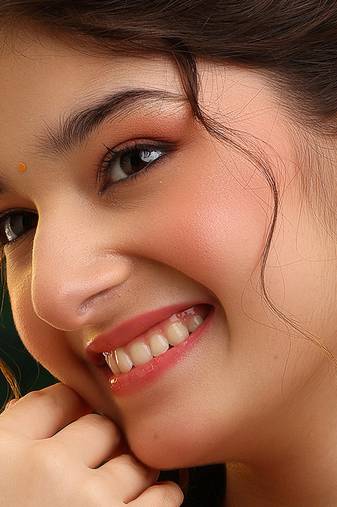 Gold plated kundan green stones maang tikka