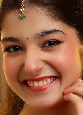 Gold plated kundan green stones maang tikka 1