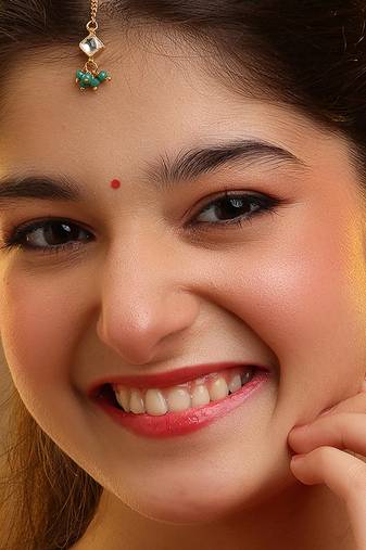 Gold plated kundan green stones maang tikka