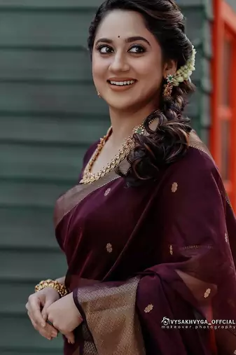 maroon silk blend banarasi saree with blouse 