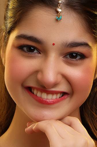 Gold plated kundan green stones maang tikka