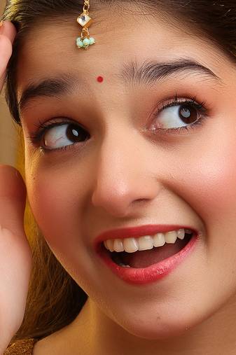 Gold plated kundan green stones maang tikka