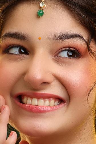 Gold plated kundan green stones maang tikka