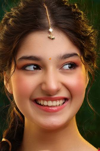 Gold plated kundan green stones maang tikka