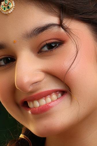 Gold plated kundan green stones maang tikka