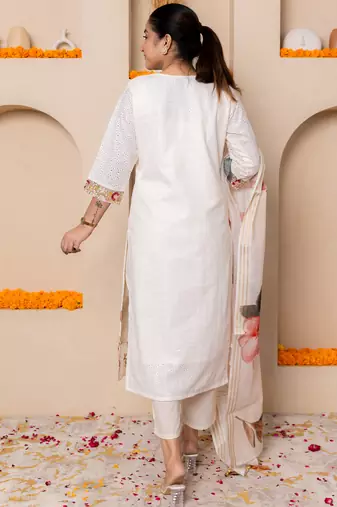 Off-white women kurta pant dupatta set